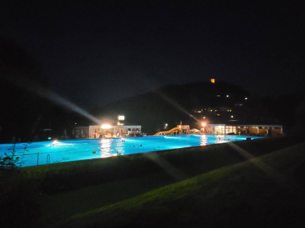 Freibad bei Nacht